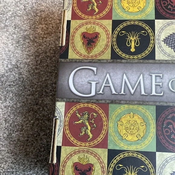 Game of Thrones Blanket & Box Contains-Apron, Banner, Banner Pin, Vinyl Bust NEW - Picture 11 of 13